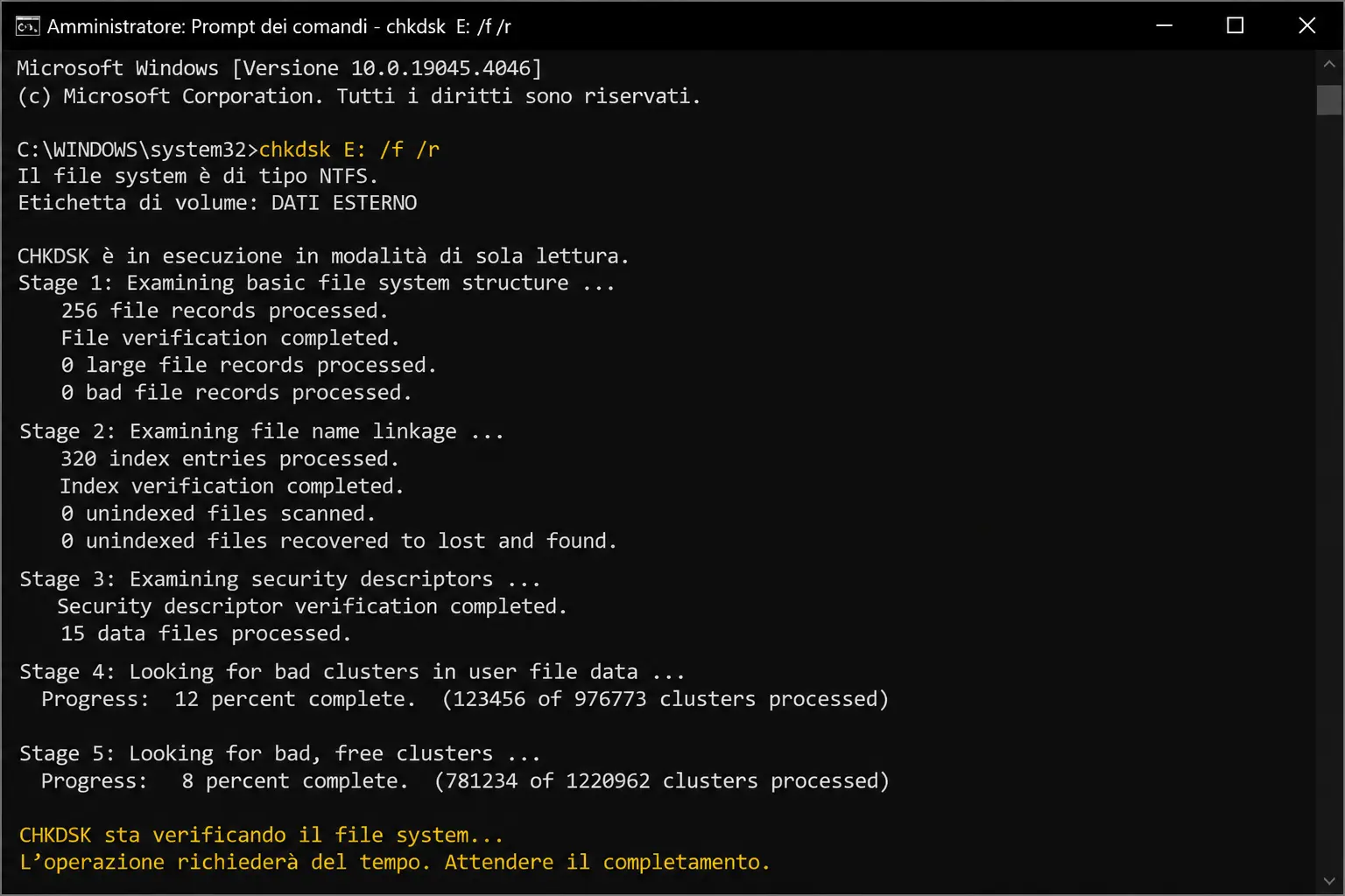 Prompt dei comandi di Windows con esecuzione del comando CHKDSK